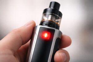 découvrez la signification du voyant rouge clignotant sur votre cigarette électronique et apprenez comment résoudre ce problème pour une utilisation optimale.